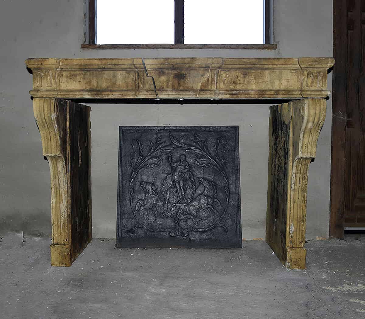 Antieke-zandstenen-voorzetschouw