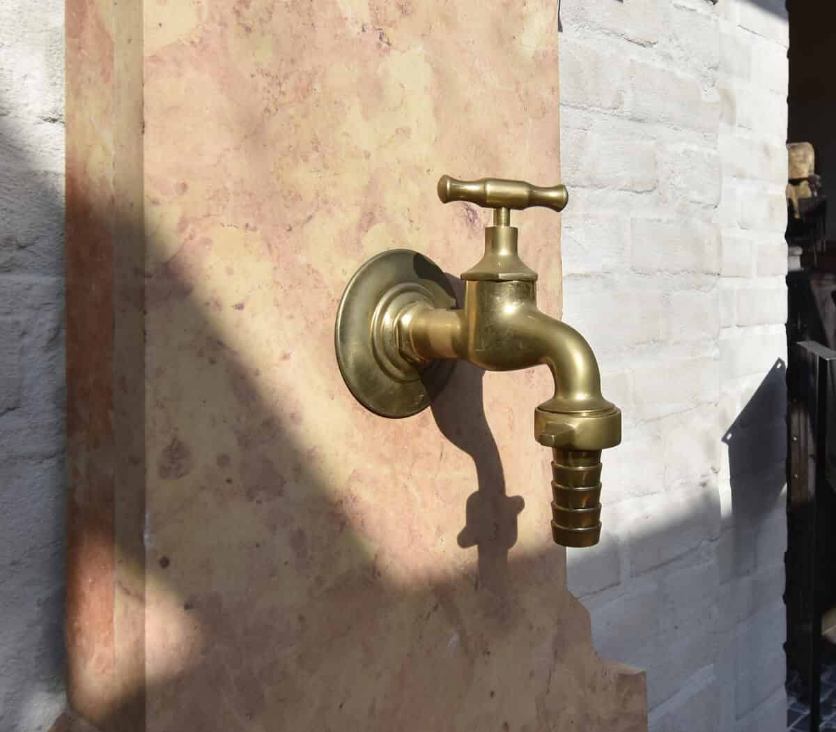 Antieke-marmeren-muurfontein