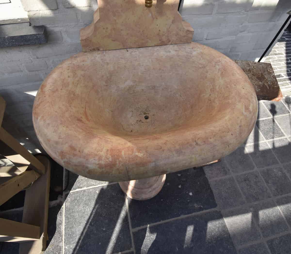 Antieke-marmeren-muurfontein