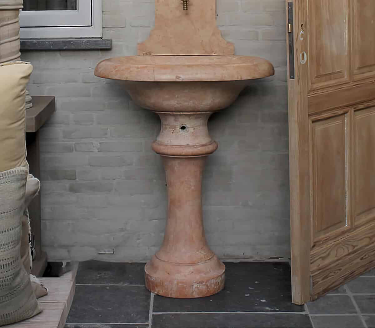 Antieke-marmeren-muurfontein