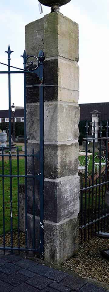 Antieke-zandstenen-poortpalen