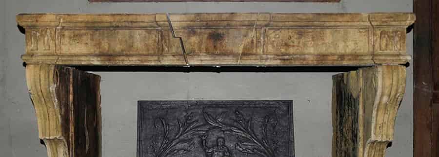 Antieke-zandstenen-voorzetschouw