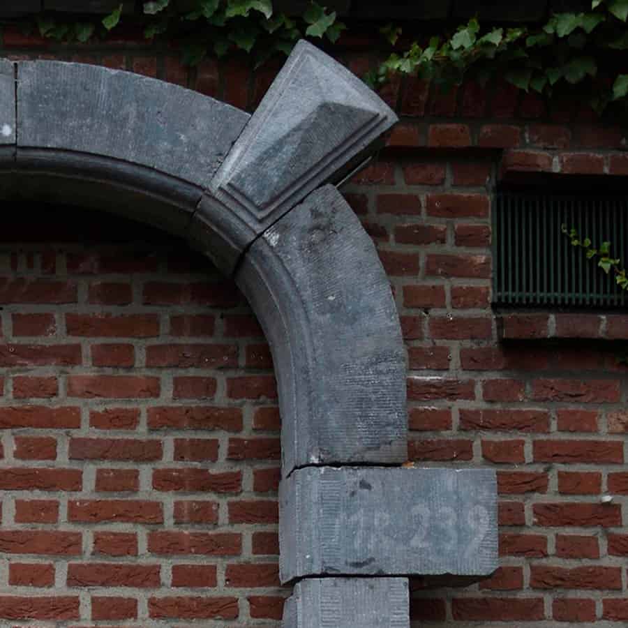 Belgisch-hardstenen-portiek