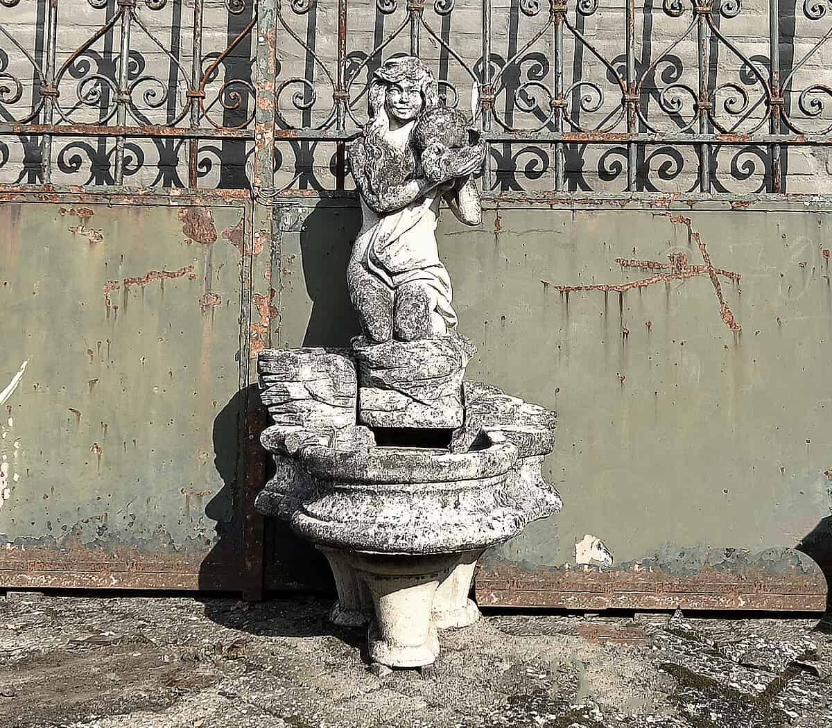 Fontein-vrouw-met-kruik