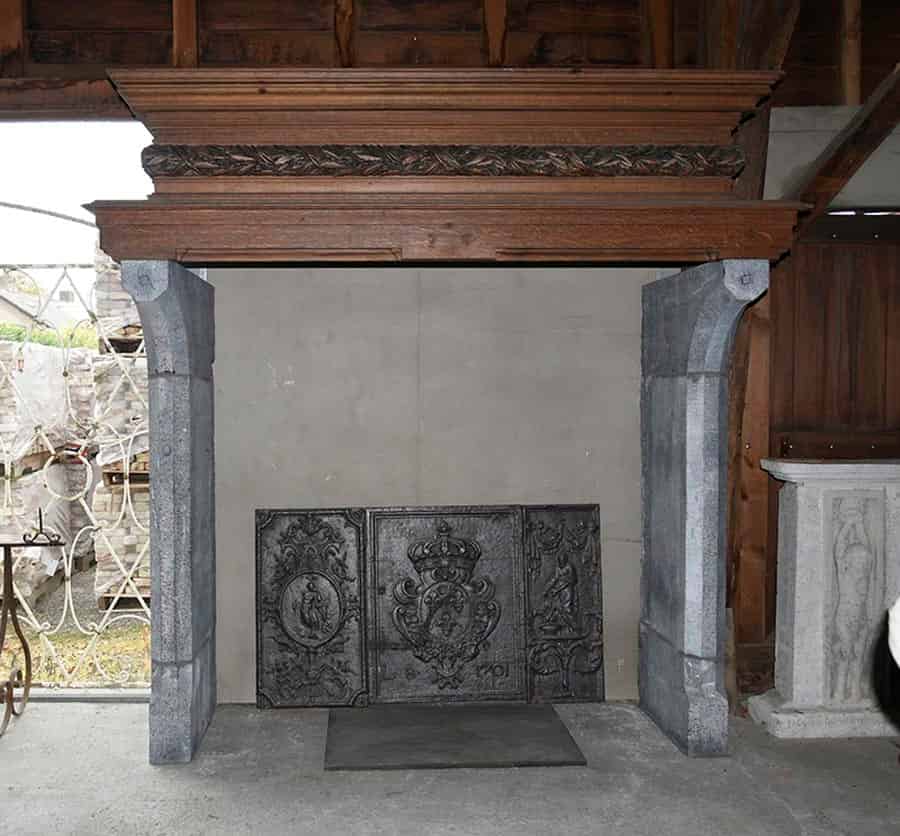 Hardstenen-schouw-met-houten-kap