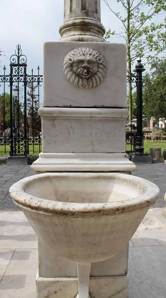 Mooie-antieke-fontein