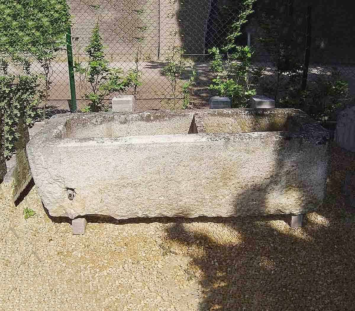 Oude-bak-van-Franse-steen