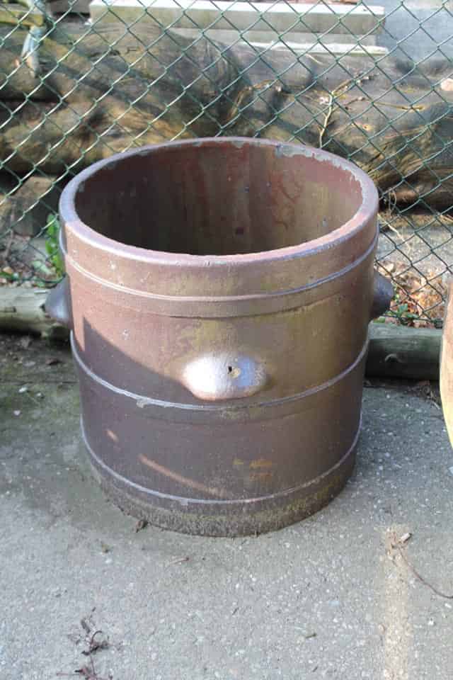 Oude-grote-gebakken-planten-pot