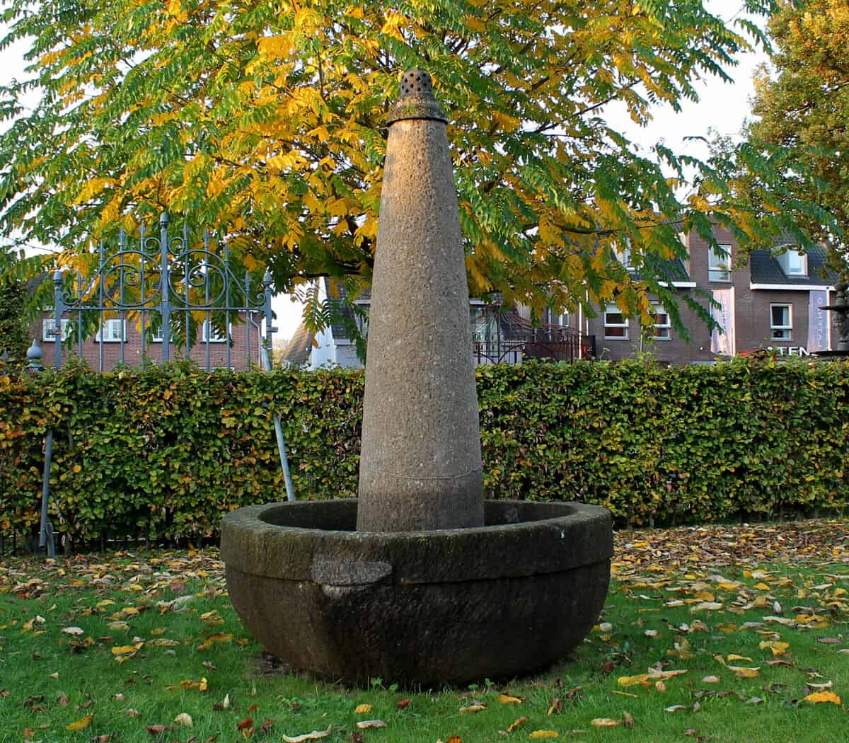 Stenen-bak-met-vrijstaande-fontein