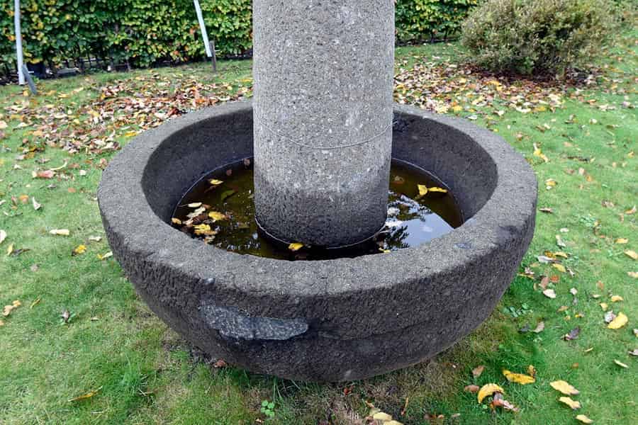 Stenen-bak-met-vrijstaande-fontein