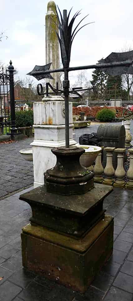 Zonnewijzer-op-sokkel