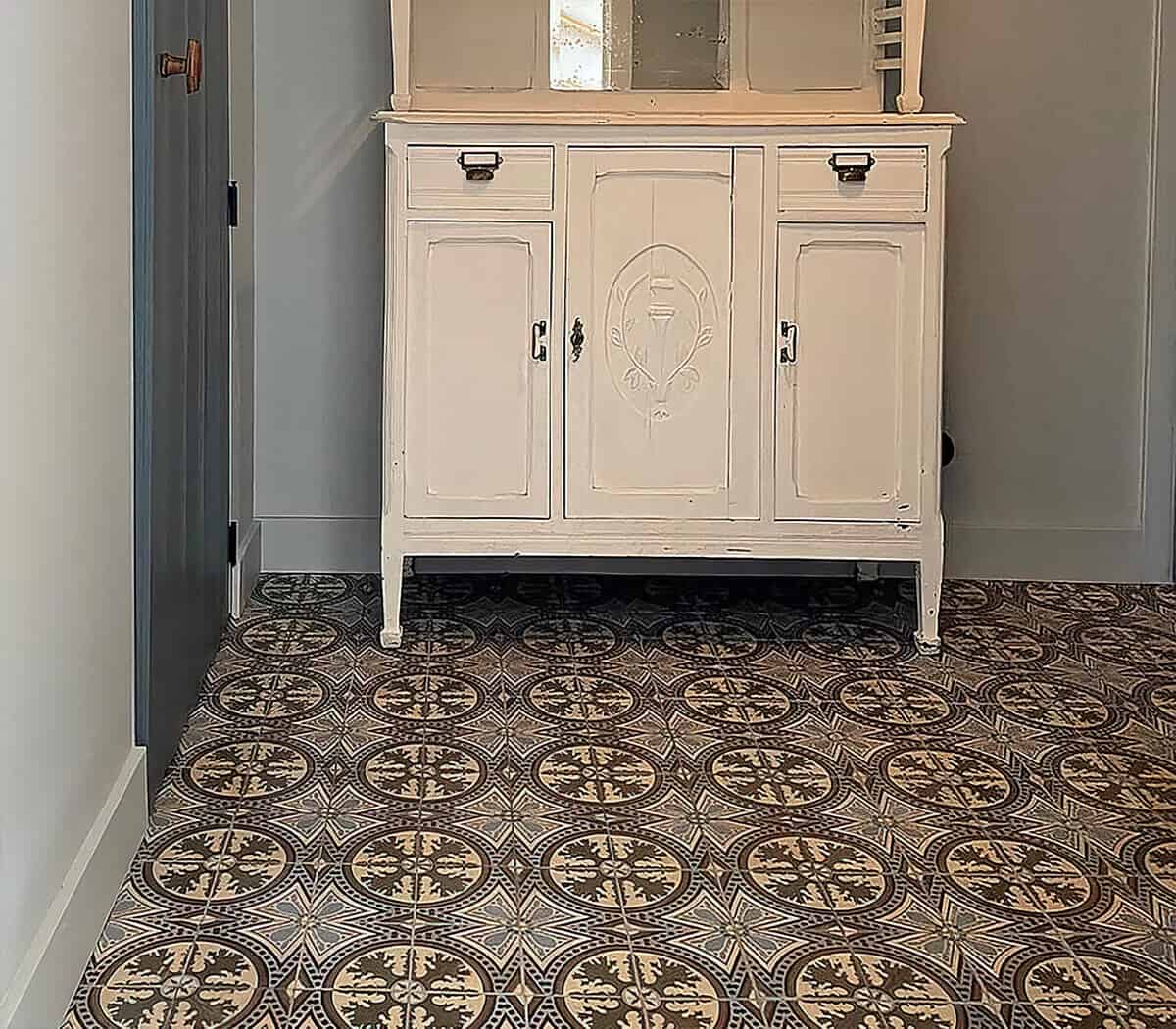 antieke-kast-op-oude-motieftegels