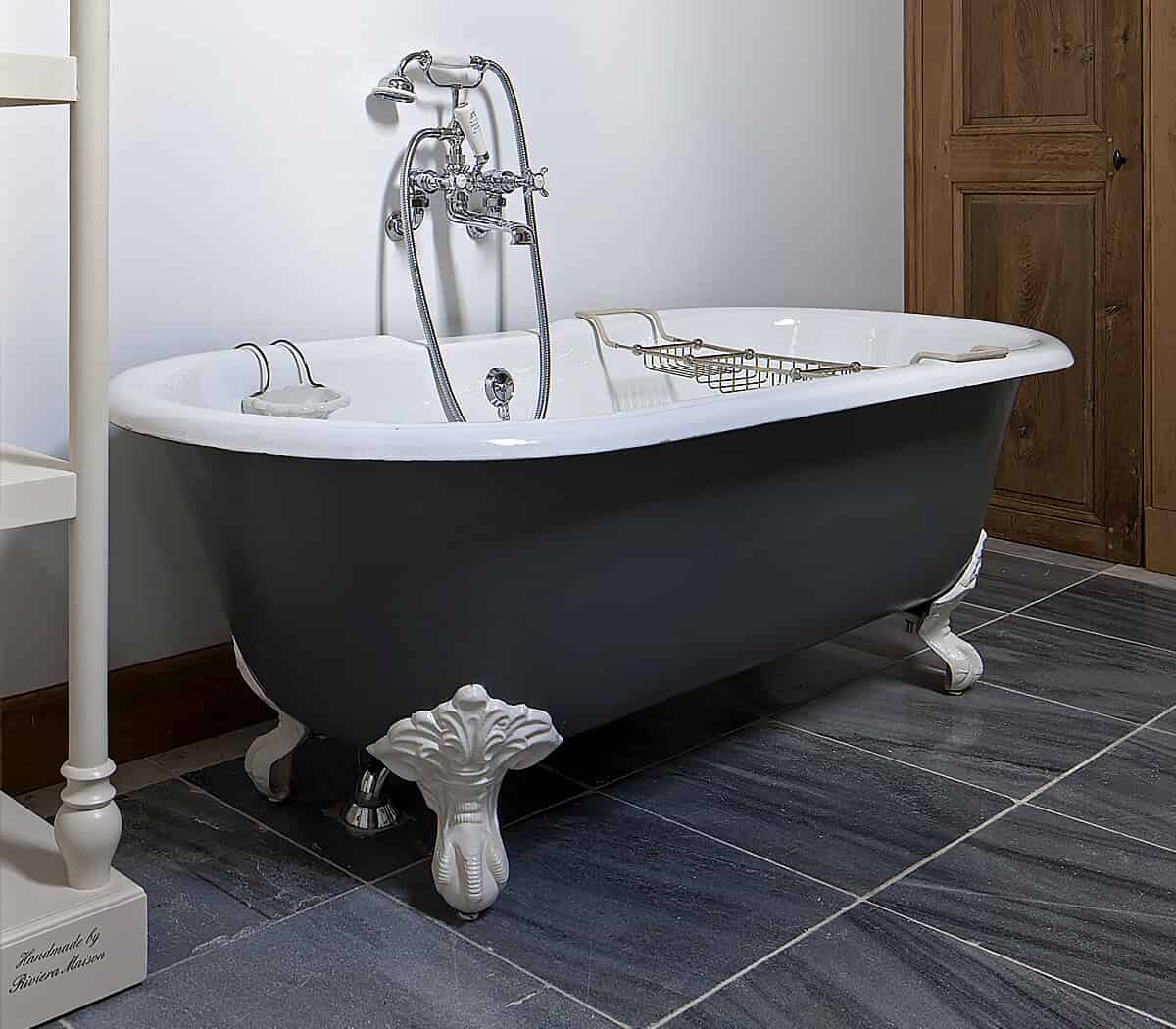 nostalgisch-gietijzer-bad-op-pootjes-bordeaux