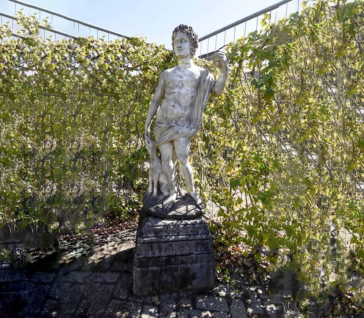 man-met-hond-op-sokkel