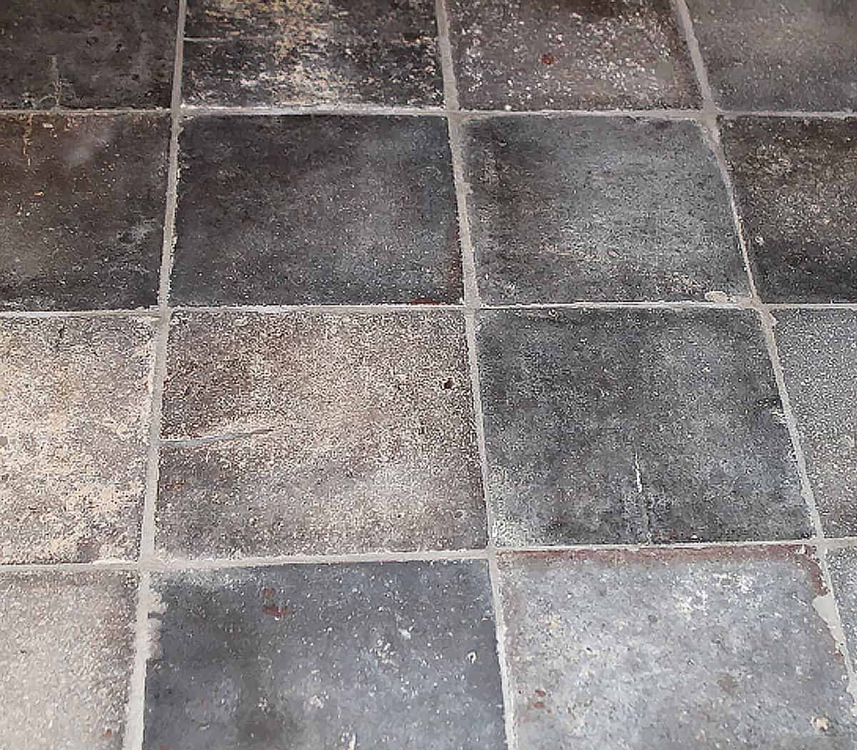 oude-gesmoorde-blauw-grijze-plavuizen