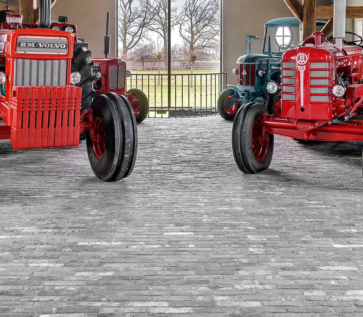 oude-blauwe-waaltjes-schuur-vloerstenen