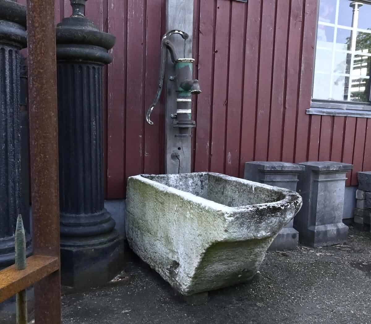 antieke-bak-met-pomp