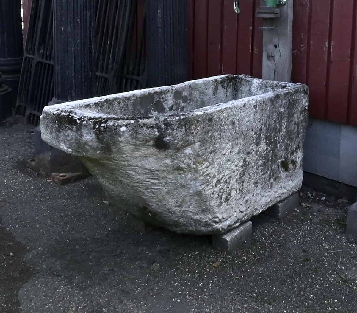 antieke-bak-met-pomp