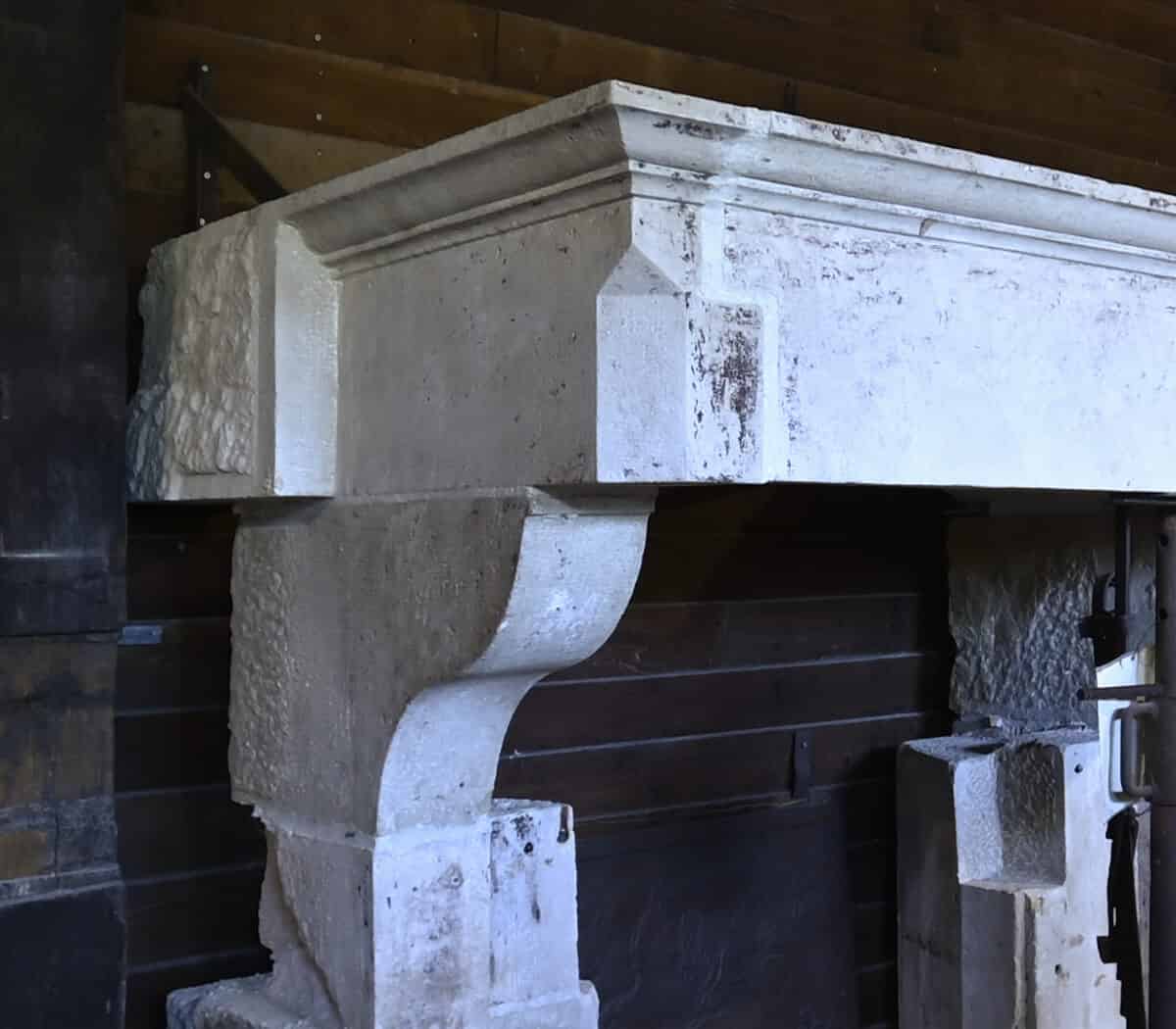 antieke-zandstenen-kasteelschouw