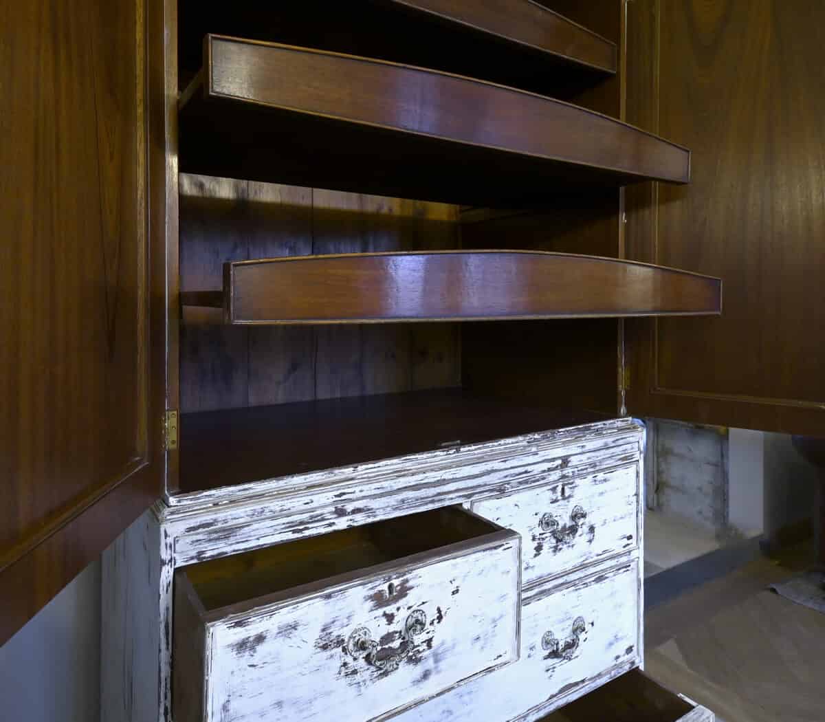 Oude-kast-met-lades-en-deuren