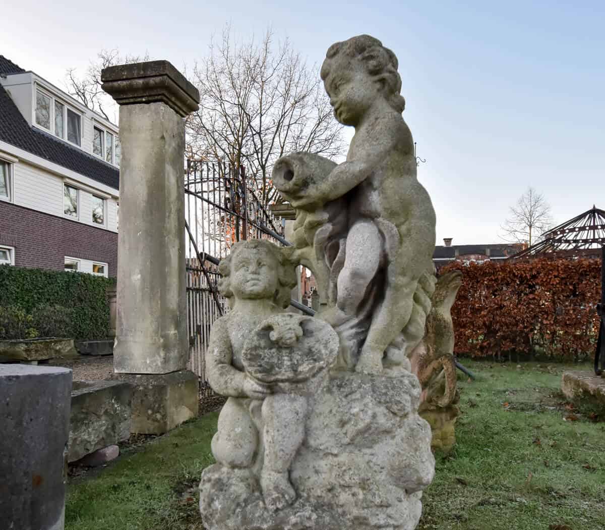 Fontein-sproeier-kinderen-met-kruik