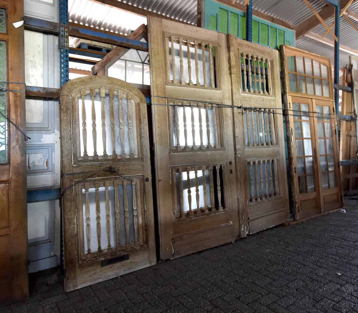 Dubbele-eiken-deuren-met-enkele-deur