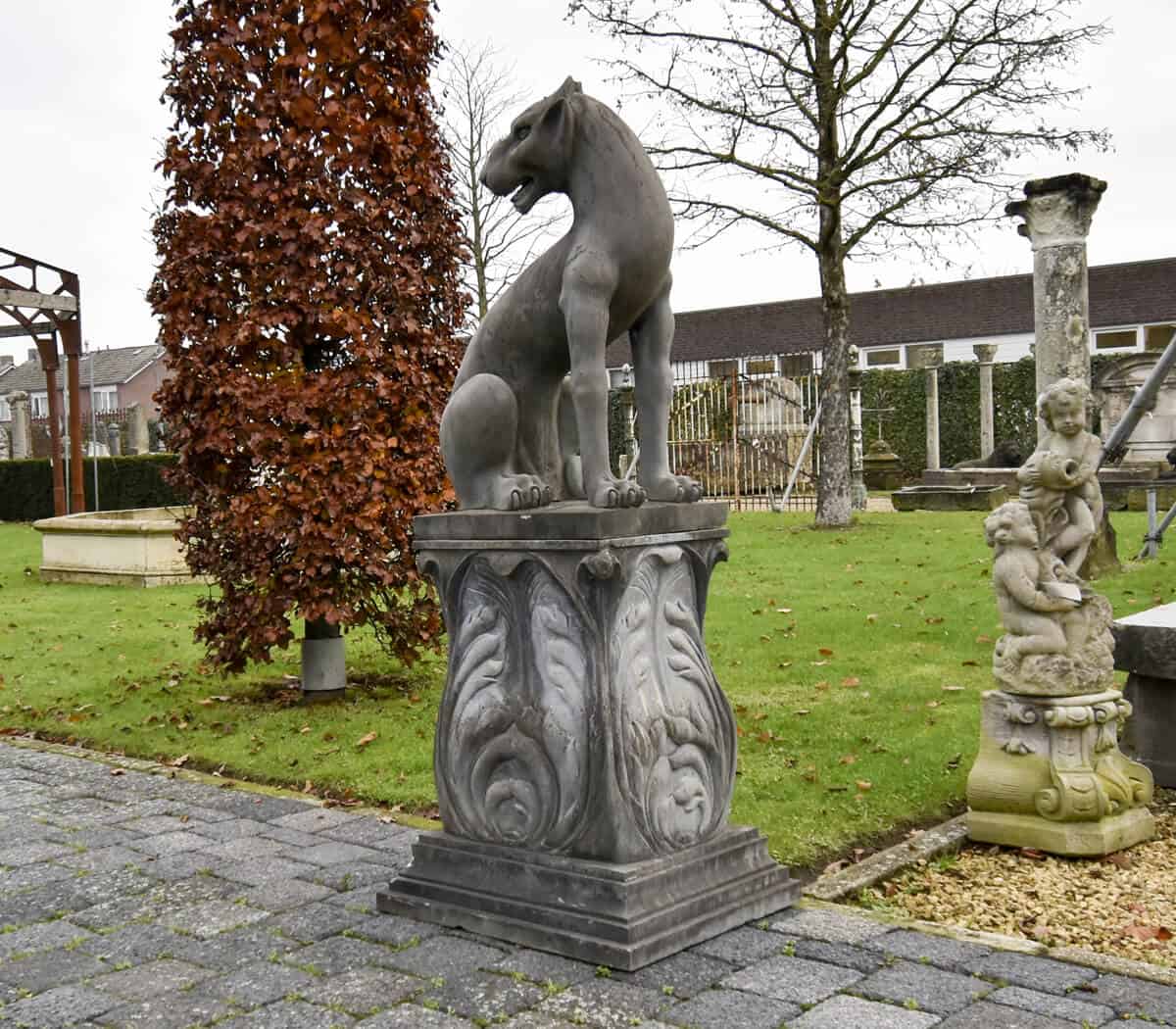 Set-van-2-honden-op-sokkel