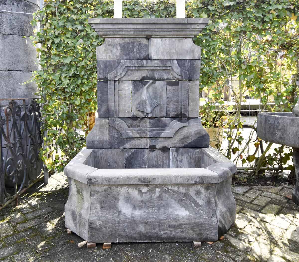 Natuurstenen-wandfontein