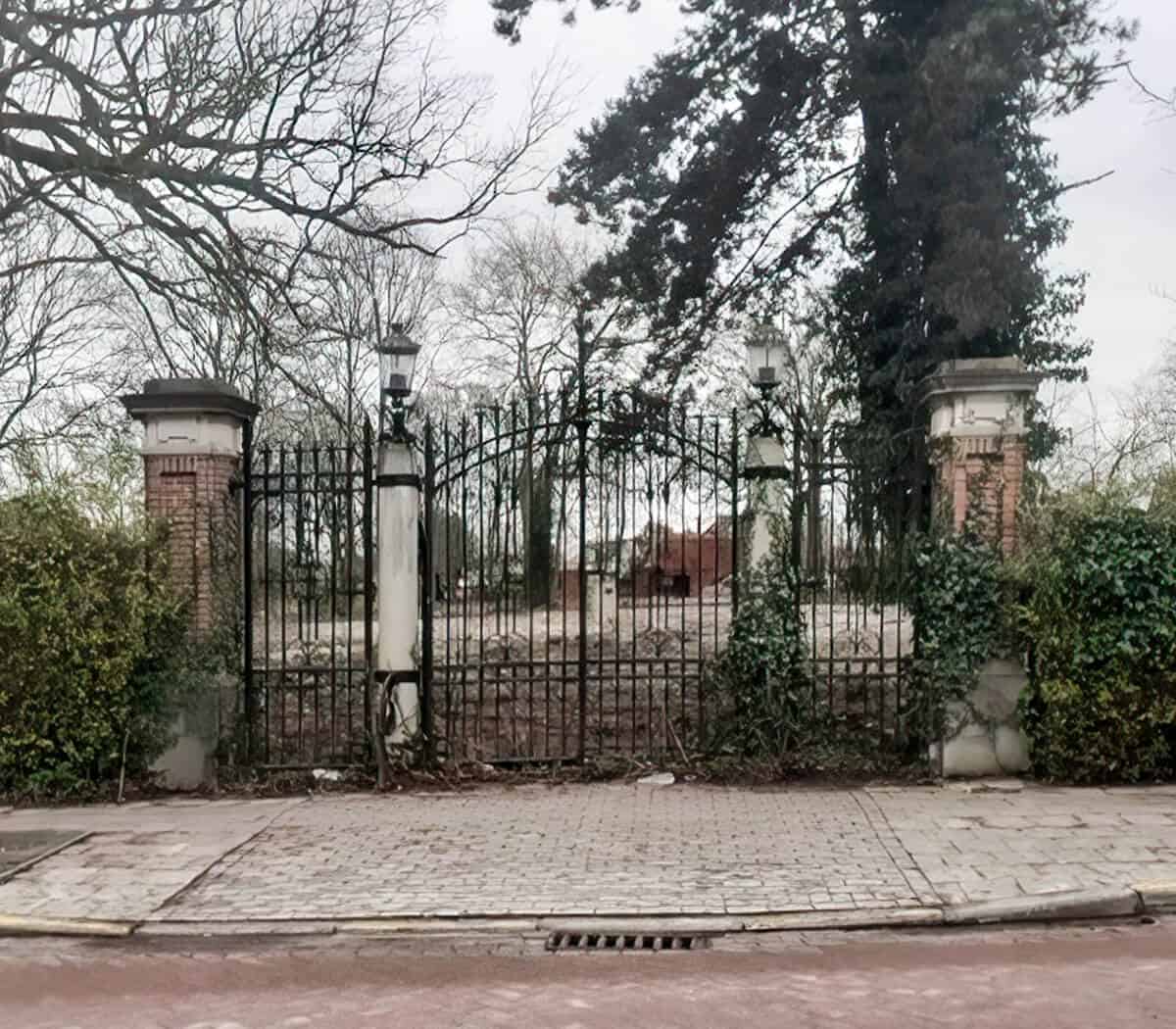 Poort-met-poortpalen-en-lantaarns