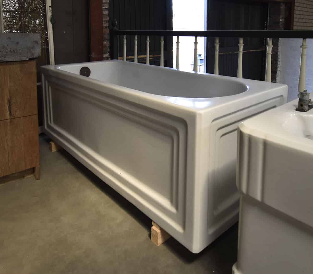 Oud-emaille-vrijstaand-bad