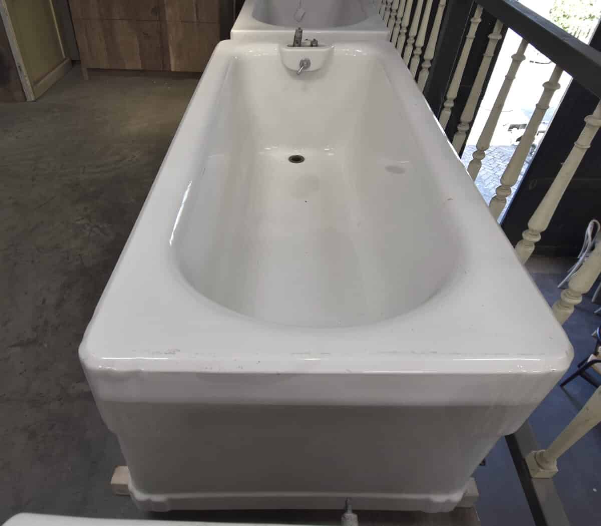 Oud-emaille-vrijstaand-bad