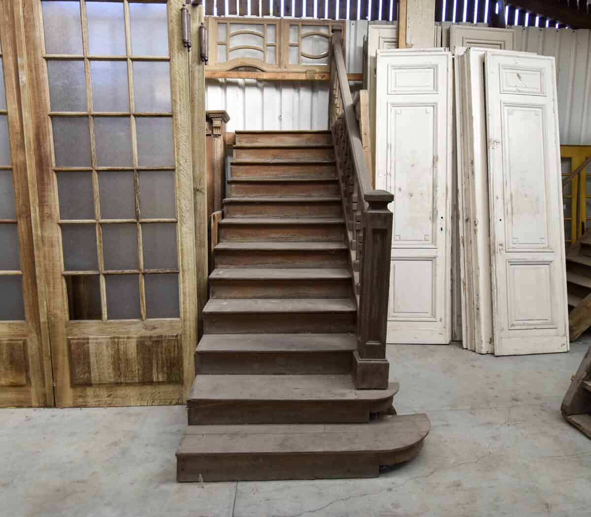 Oude-houten-trap-met-leuning