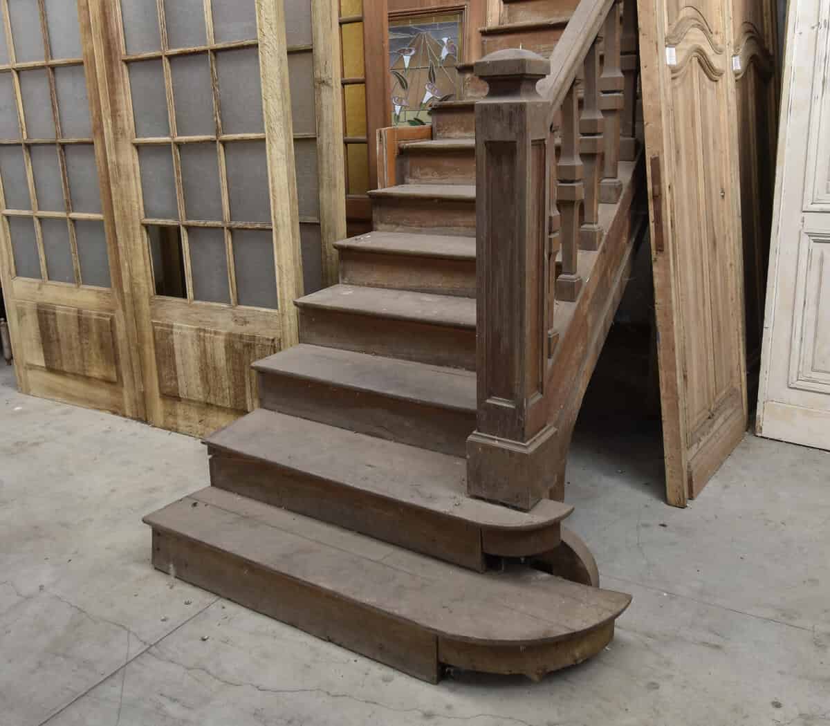 Oude-houten-trap-met-leuning