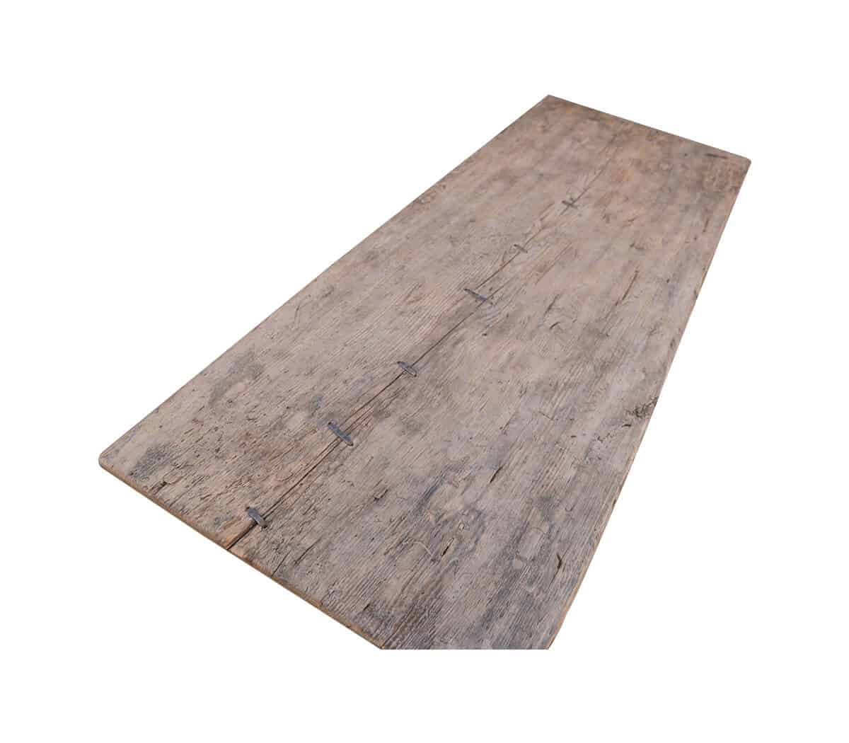 Houten-salontafel-met-ijzeren-details