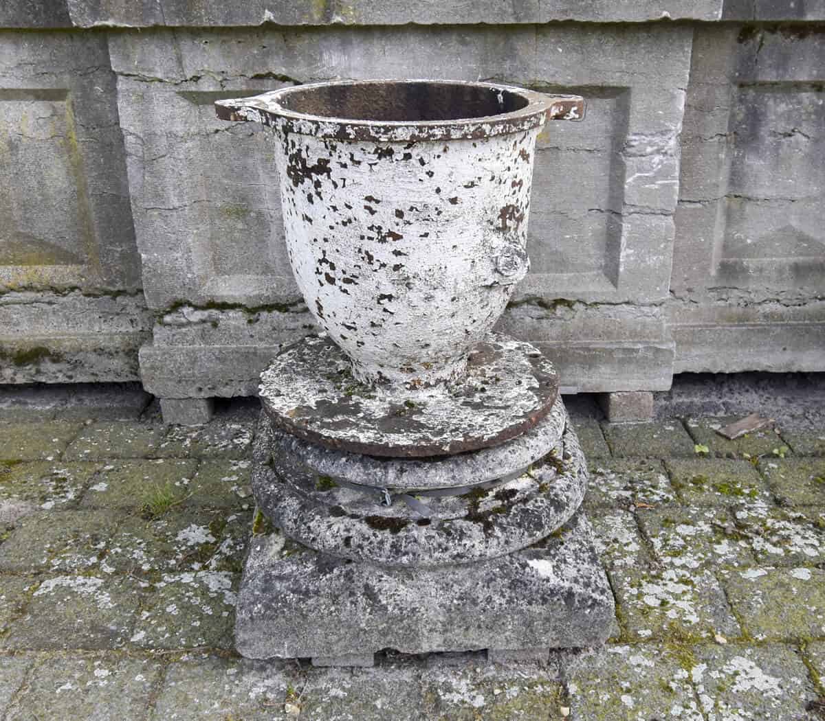 IJzeren-vaas-op-sokkel