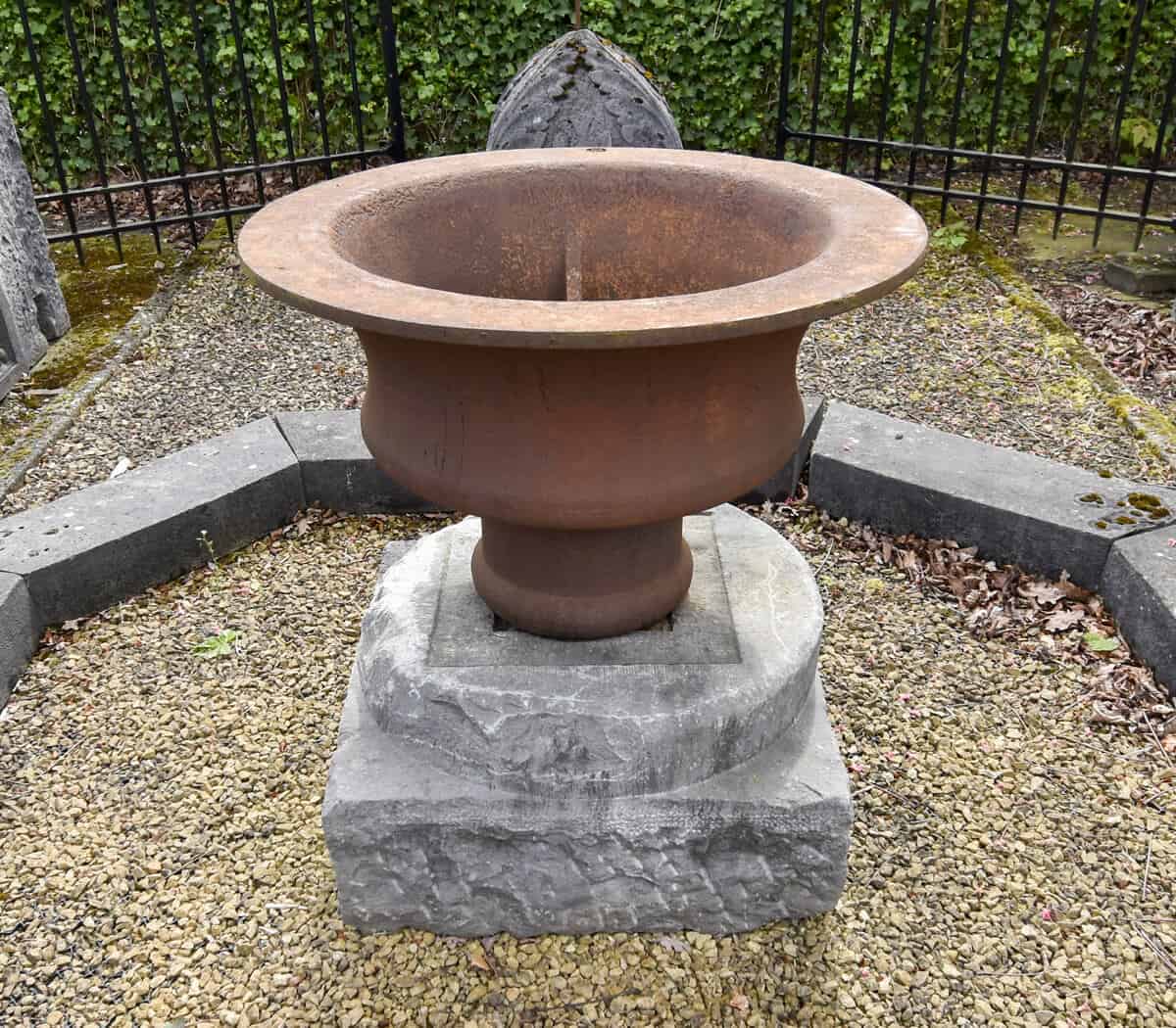 IJzeren-vaas-op-sokkel