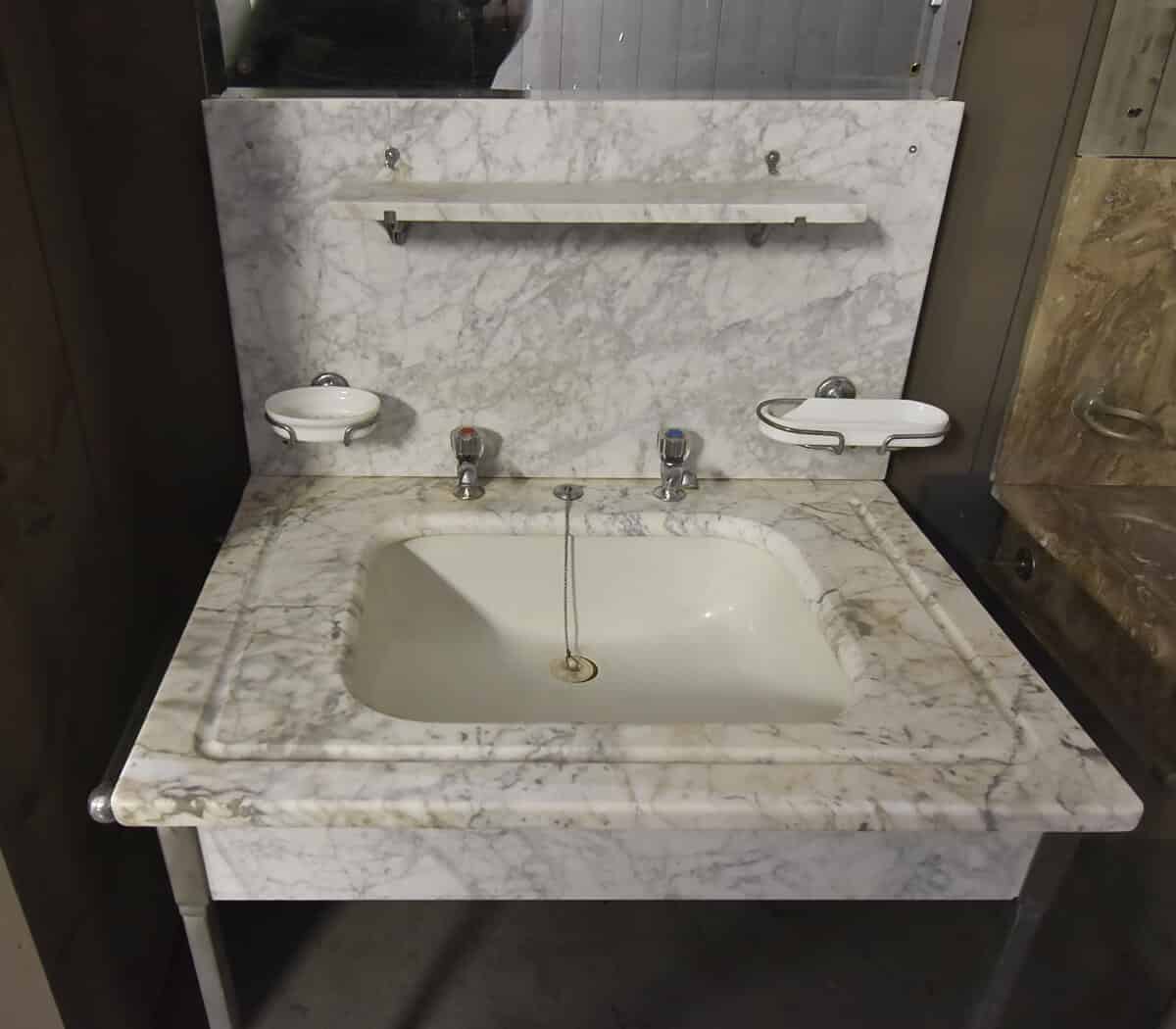 Wit-marmeren-wastafel