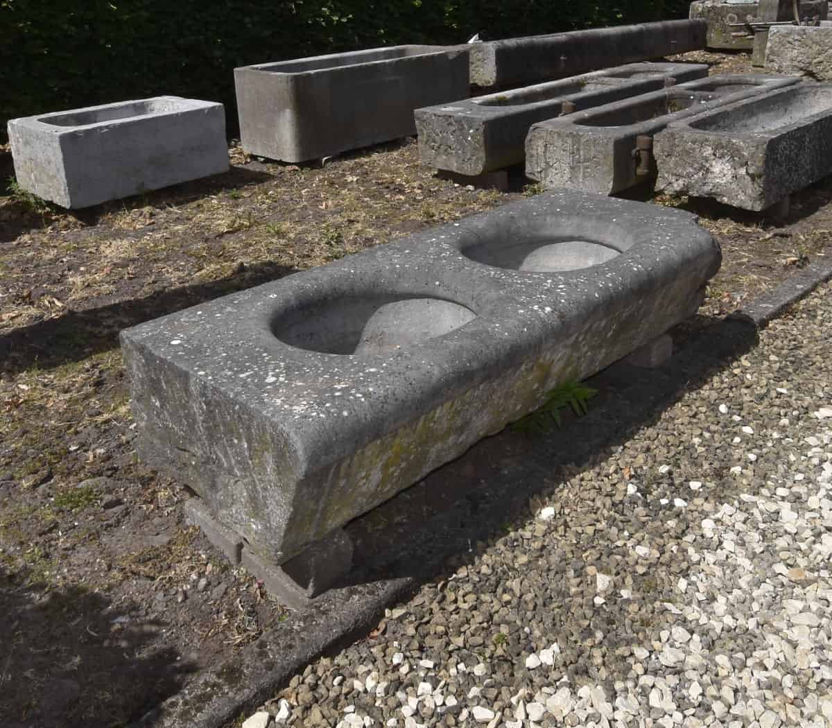 Hardstenen-dubbele-trog