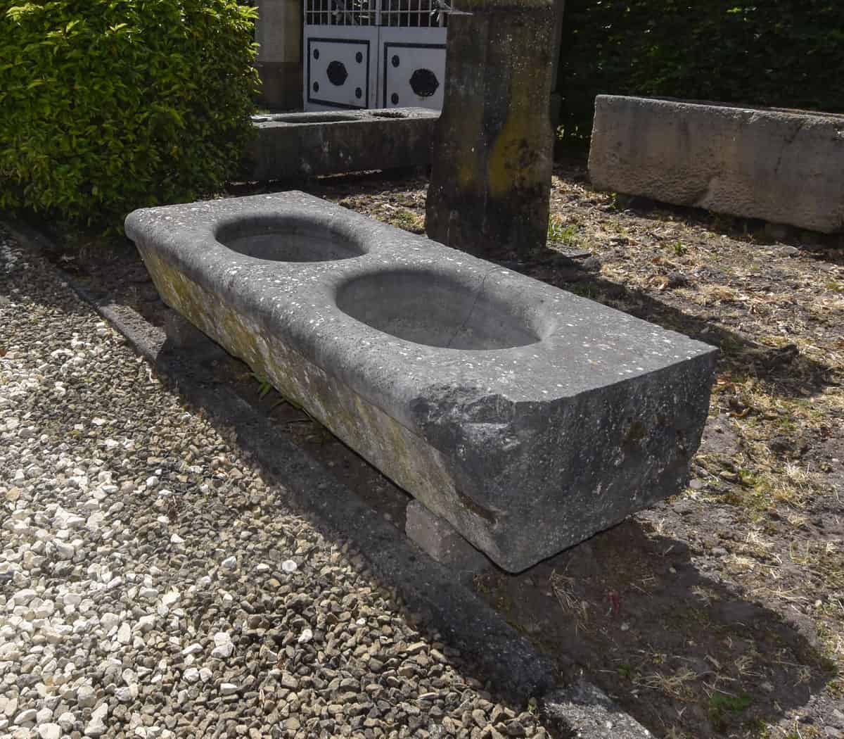 Hardstenen-dubbele-trog