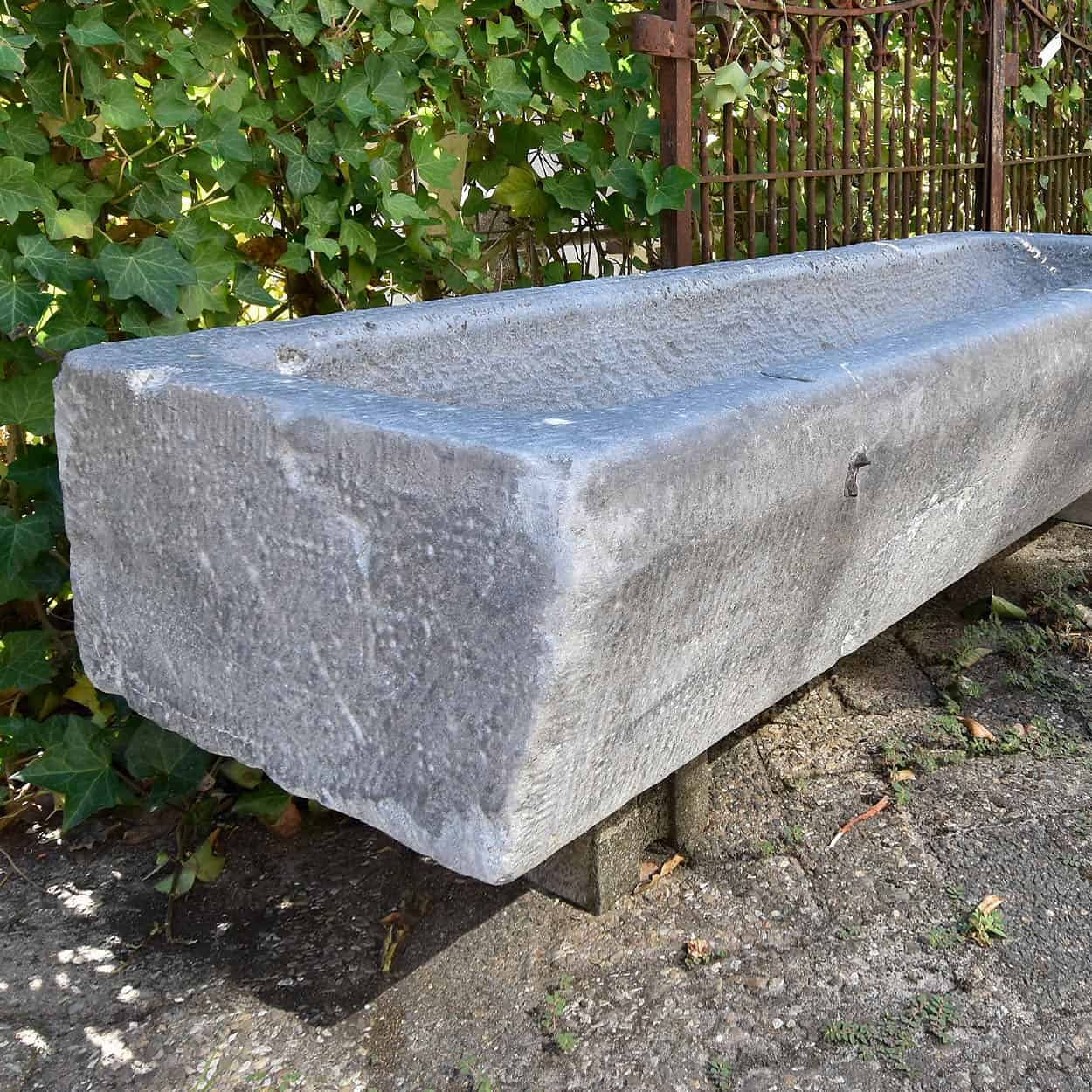Hardstenen-trog