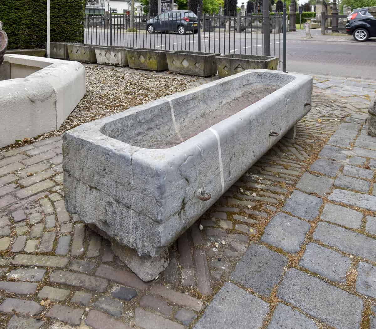 Hardstenen-trog