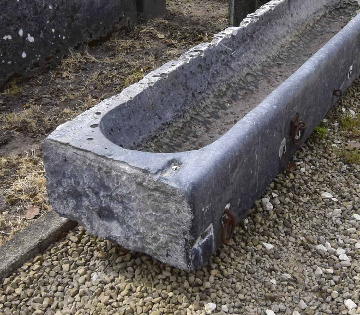 Hardstenen-trog