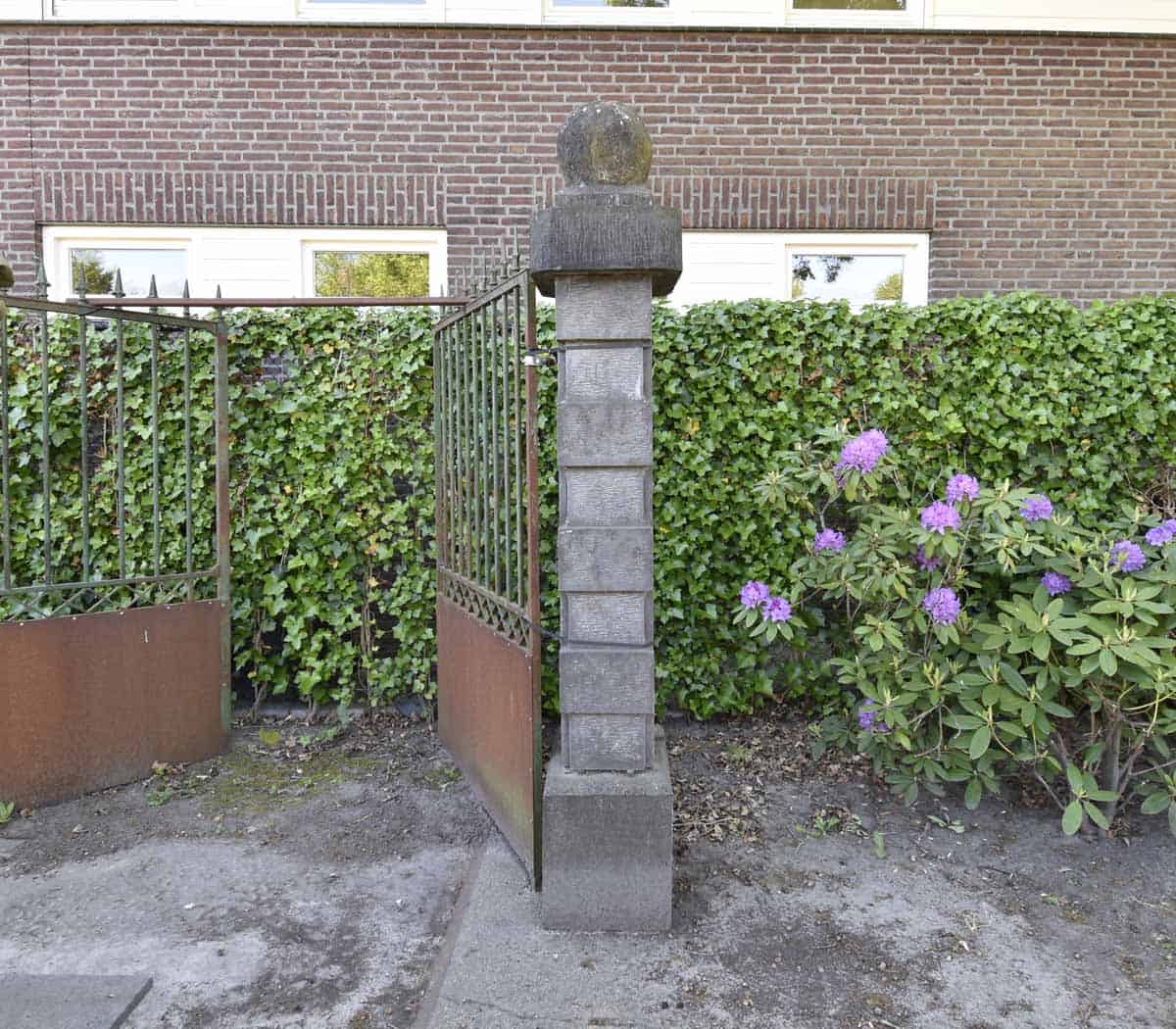 Set-van-2-hardstenen-poortpalen