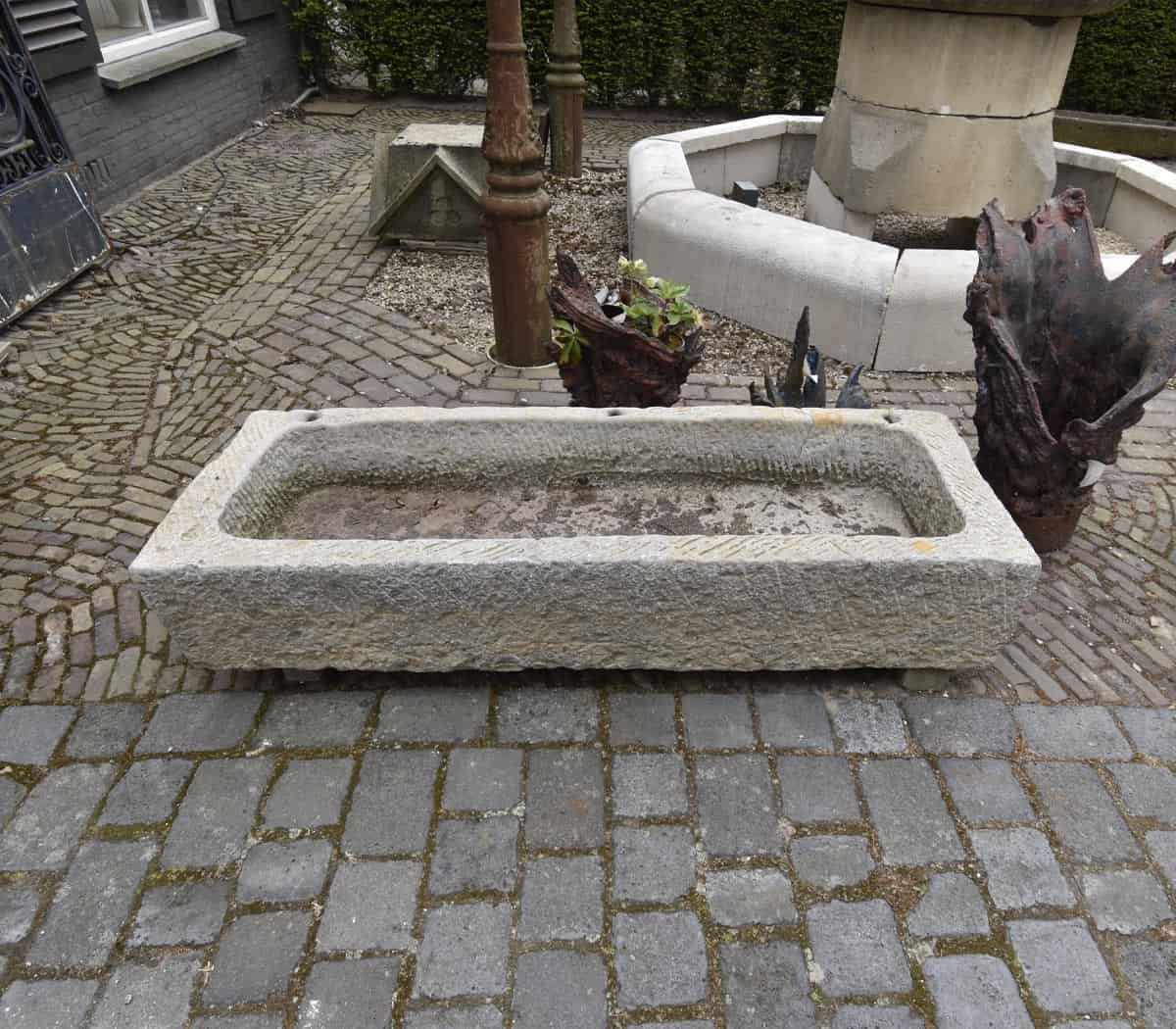 Zandstenen-trog