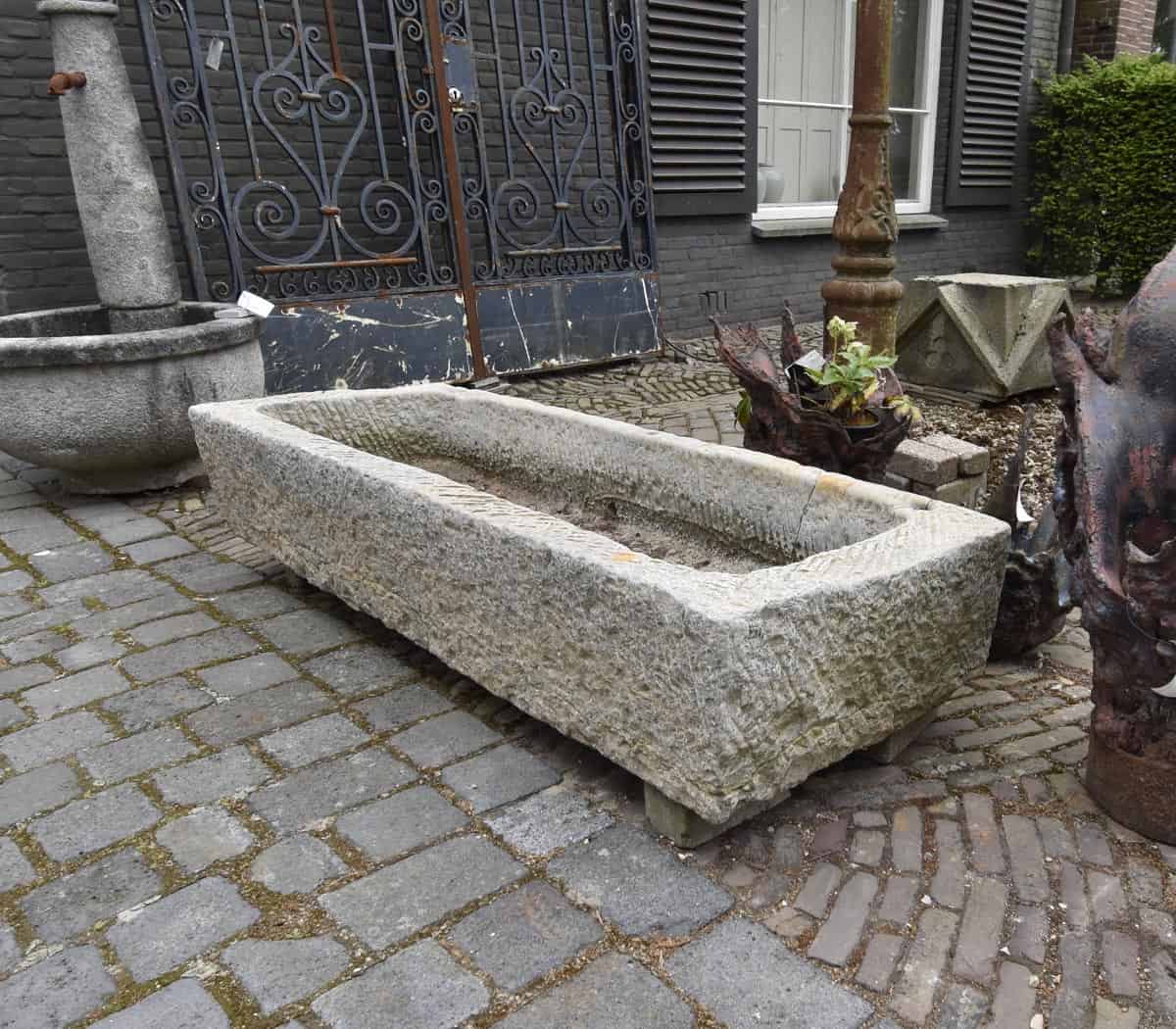 Zandstenen-trog