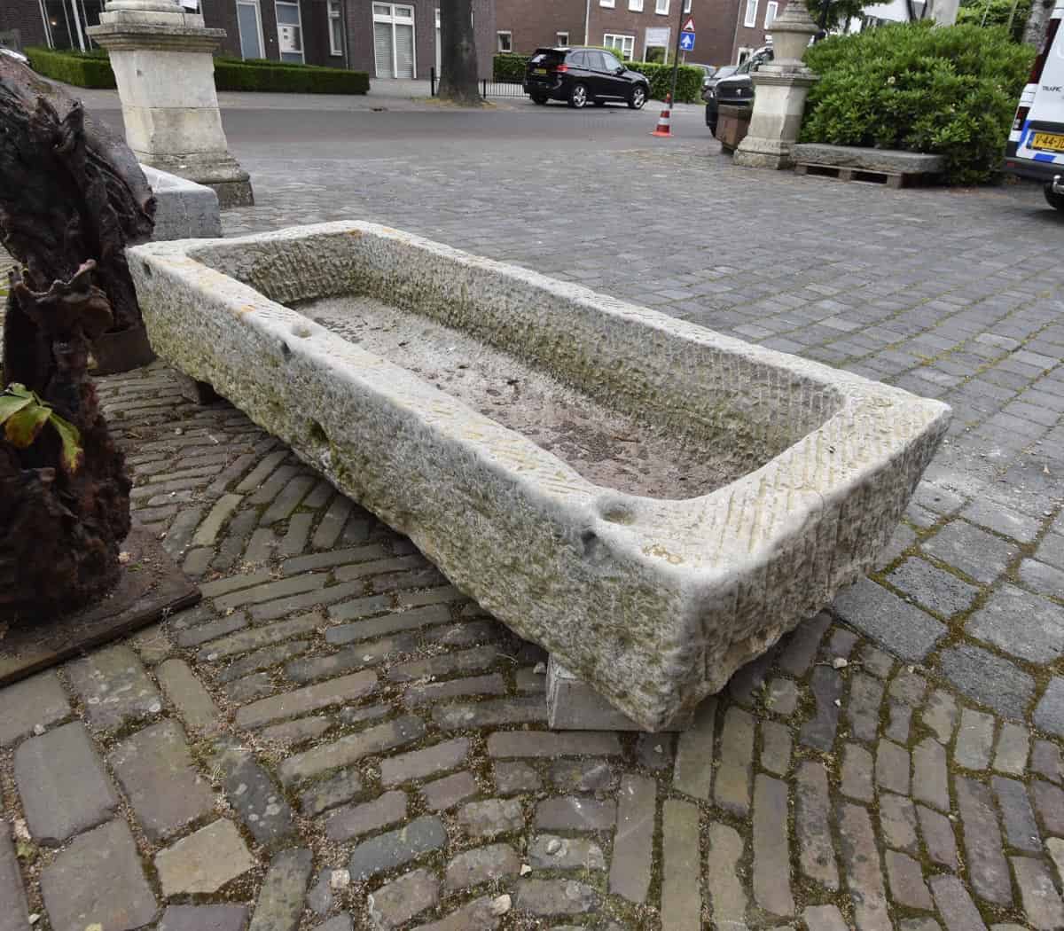 Zandstenen-trog