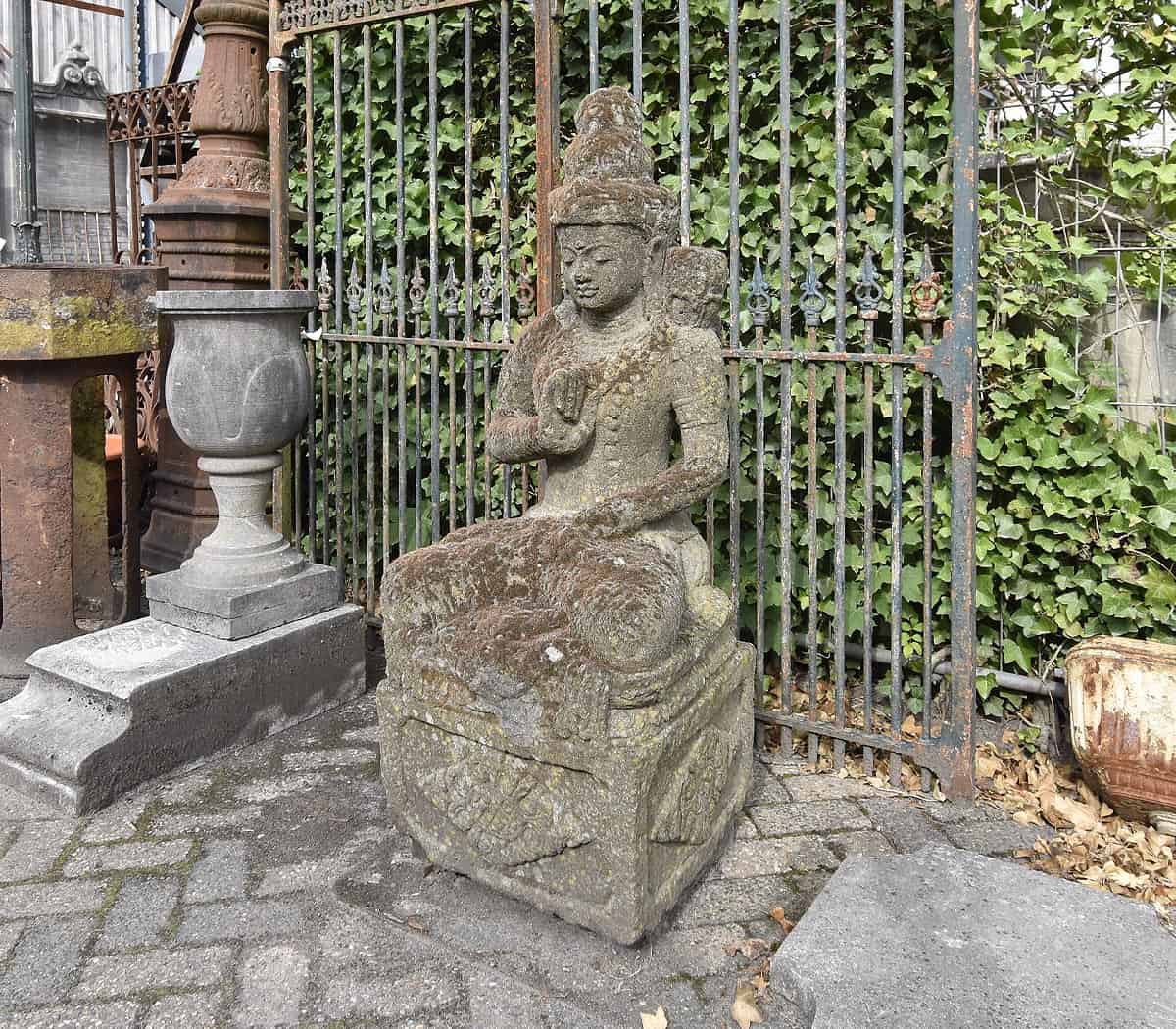 Lavastenen-Boeddha-beeld