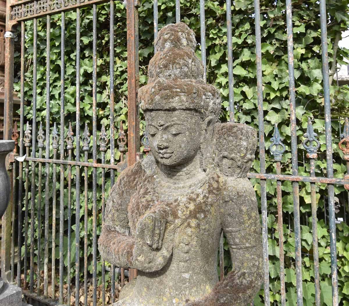 Lavastenen-Boeddha-beeld