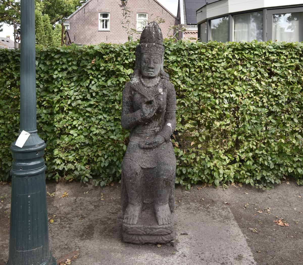 Lavastenen-Boeddha-beeld