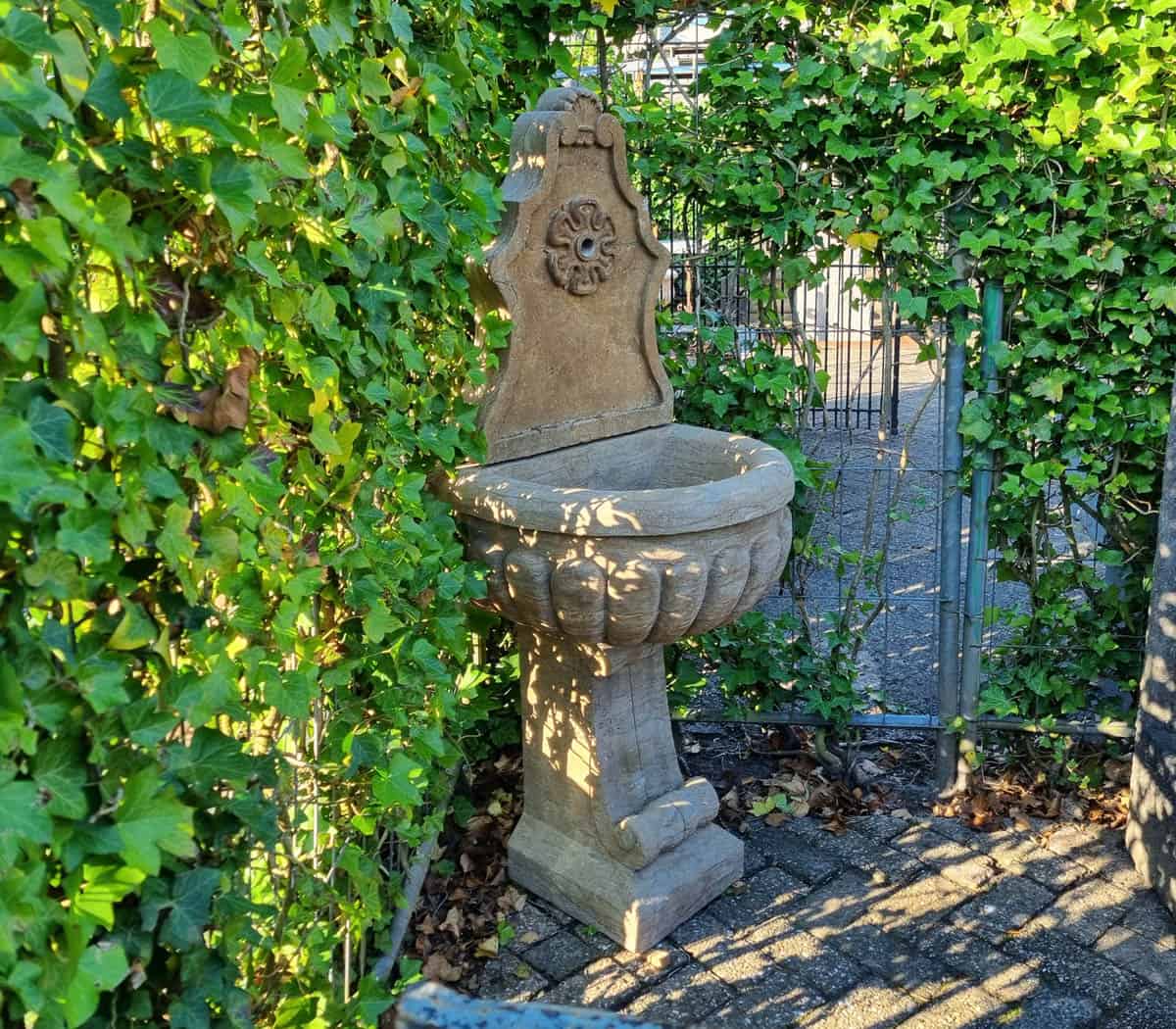 Natuurstenen-wandfontein